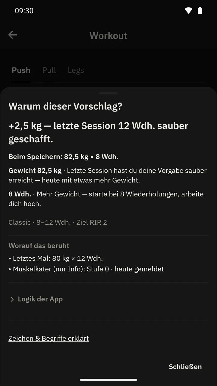 Das Fenster „Warum dieser Vorschlag?“: plus 2,5 kg, weil in der letzten Session 12 Wiederholungen sauber geschafft wurden, darunter die Sätze, auf denen der Vorschlag beruht.